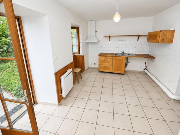 Ensemble immobilier de 3 maisons - Environ 253 m² habitables - 7 chambres - Terrain arboré de 2 790 m² - 3 garages - Toitures refaites. Aigre