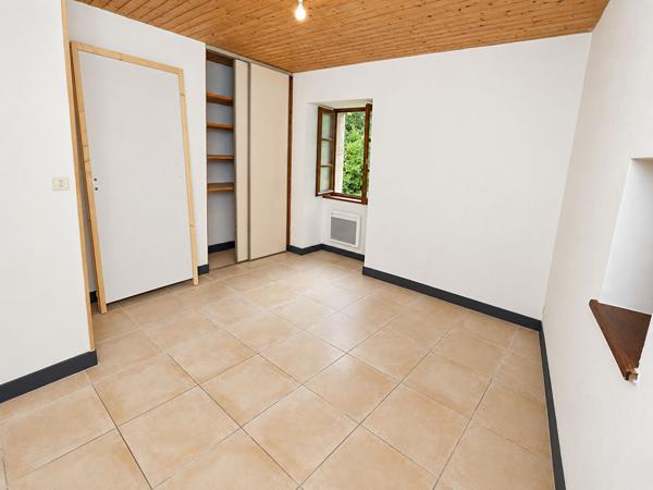 Ensemble immobilier de 3 maisons - Environ 253 m² habitables - 7 chambres - Terrain arboré de 2 790 m² - 3 garages - Toitures refaites. Aigre