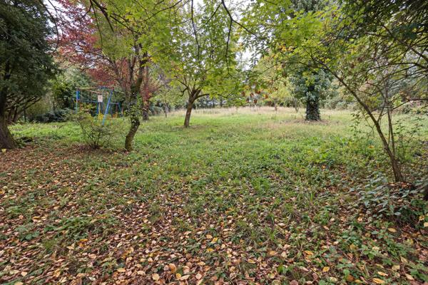 Ensemble immobilier de 3 maisons - Environ 253 m² habitables - 7 chambres - Terrain arboré de 2 790 m² - 3 garages - Toitures refaites. Aigre