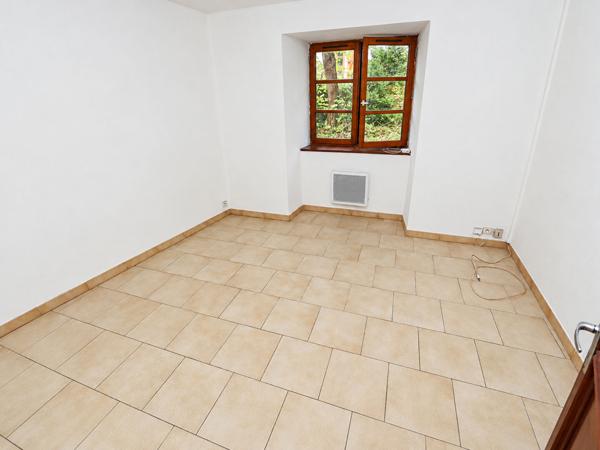 Ensemble immobilier de 3 maisons - Environ 253 m² habitables - 7 chambres - Terrain arboré de 2 790 m² - 3 garages - Toitures refaites. Aigre