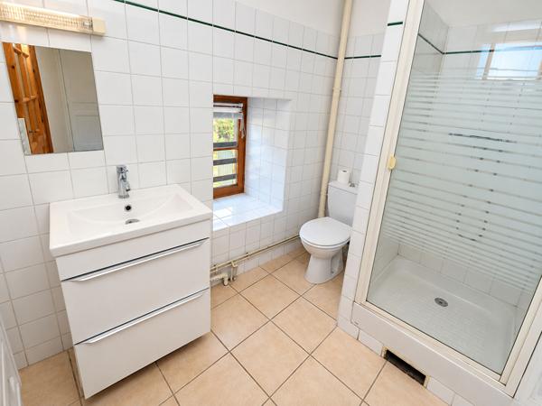 Ensemble immobilier de 3 maisons - Environ 253 m² habitables - 7 chambres - Terrain arboré de 2 790 m² - 3 garages - Toitures refaites. Aigre