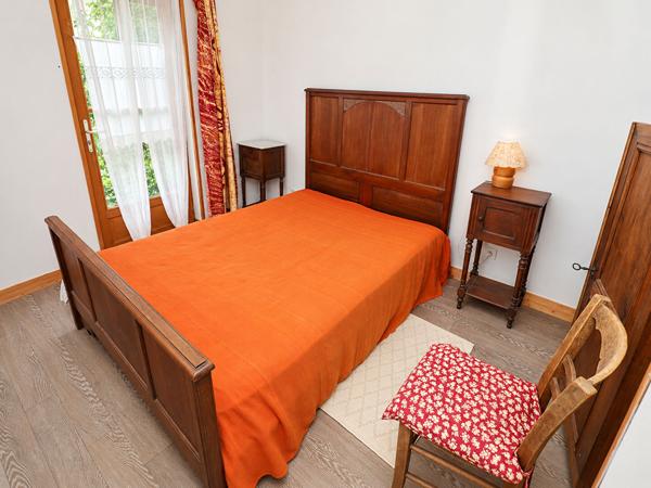 Ensemble immobilier de 3 maisons - Environ 253 m² habitables - 7 chambres - Terrain arboré de 2 790 m² - 3 garages - Toitures refaites. Aigre