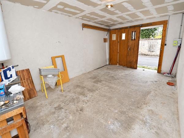 Ensemble immobilier de 3 maisons - Environ 253 m² habitables - 7 chambres - Terrain arboré de 2 790 m² - 3 garages - Toitures refaites. Aigre