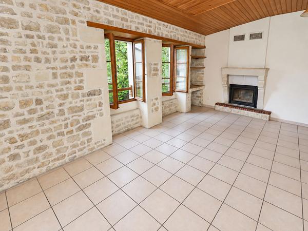 Ensemble immobilier de 3 maisons - Environ 253 m² habitables - 7 chambres - Terrain arboré de 2 790 m² - 3 garages - Toitures refaites. Aigre