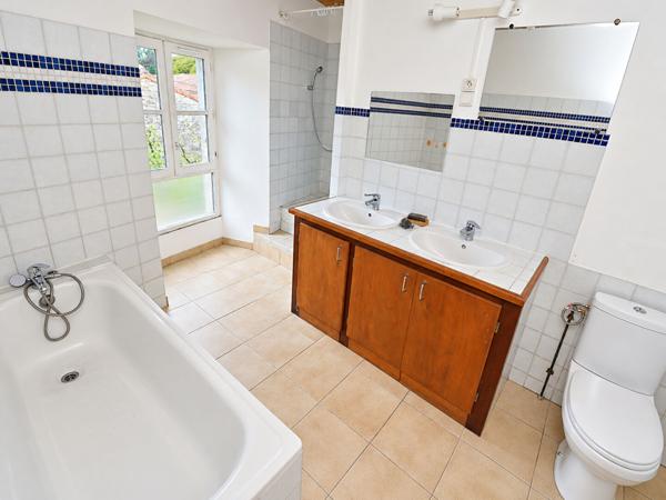 Ensemble immobilier de 3 maisons - Environ 253 m² habitables - 7 chambres - Terrain arboré de 2 790 m² - 3 garages - Toitures refaites. Aigre