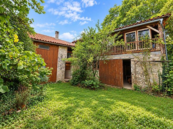Ensemble immobilier de 3 maisons - Environ 253 m² habitables - 7 chambres - Terrain arboré de 2 790 m² - 3 garages - Toitures refaites. Aigre