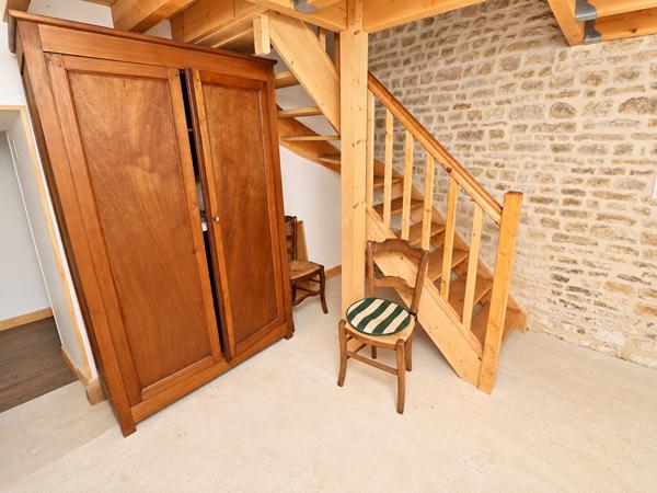 Ensemble immobilier de 3 maisons - Environ 253 m² habitables - 7 chambres - Terrain arboré de 2 790 m² - 3 garages - Toitures refaites. Aigre
