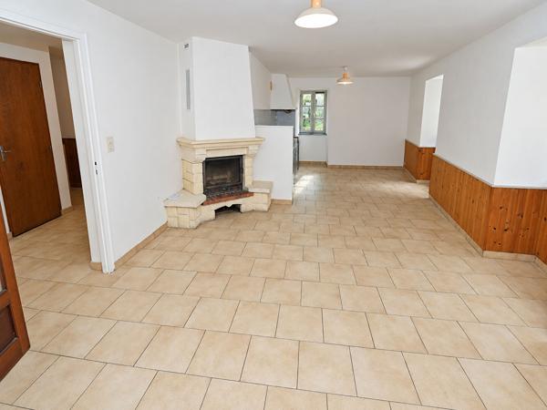 Ensemble immobilier de 3 maisons - Environ 253 m² habitables - 7 chambres - Terrain arboré de 2 790 m² - 3 garages - Toitures refaites. Aigre