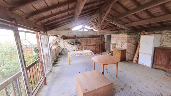 Ensemble immobilier de 3 maisons - Environ 253 m² habitables - 7 chambres - Terrain arboré de 2 790 m² - 3 garages - Toitures refaites. Aigre