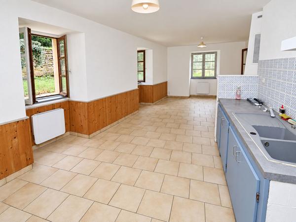 Ensemble immobilier de 3 maisons - Environ 253 m² habitables - 7 chambres - Terrain arboré de 2 790 m² - 3 garages - Toitures refaites. Aigre