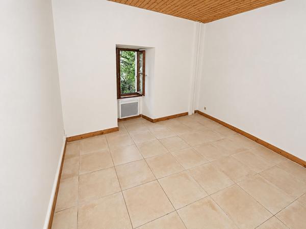 Ensemble immobilier de 3 maisons - Environ 253 m² habitables - 7 chambres - Terrain arboré de 2 790 m² - 3 garages - Toitures refaites. Aigre