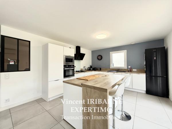 Saintes (17100) Maison de plain pied, 3 chambres, piscine et garage.