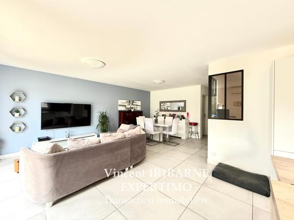 Saintes (17100) Maison de plain pied, 3 chambres, piscine et garage.