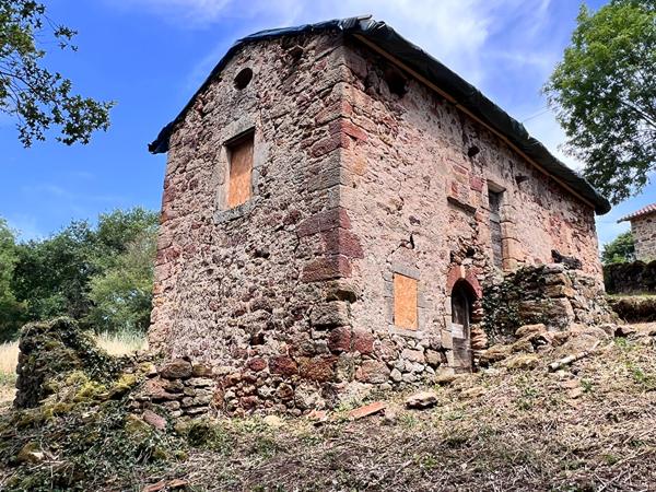 Petite bâtisse de charme à réhabiliter Planioles