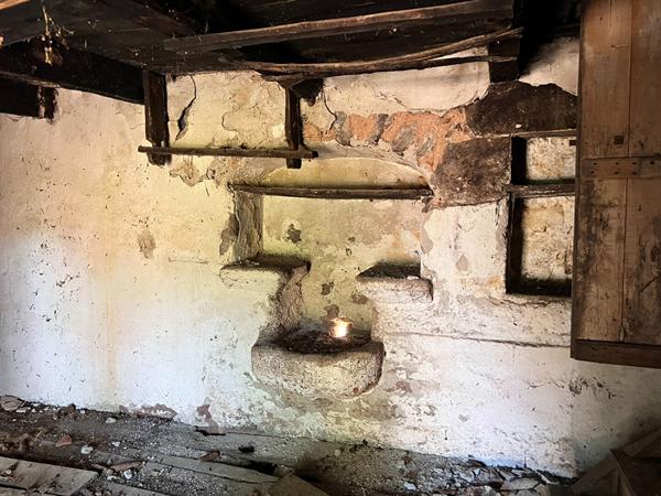 Petite bâtisse de charme à réhabiliter Planioles