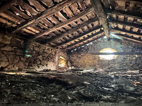 Petite bâtisse de charme à réhabiliter Planioles
