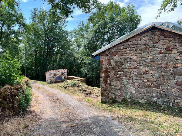 Petite bâtisse de charme à réhabiliter Planioles
