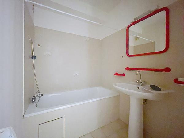 Studio Gréoux Les Bains 25,37m²  habitables et balcon