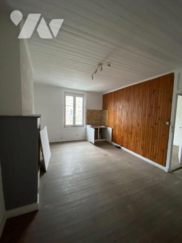 Local mixte à vendre ( commerce + habitation) - GUIPEL - Centre - Un bâtiment comprenant en rdc...