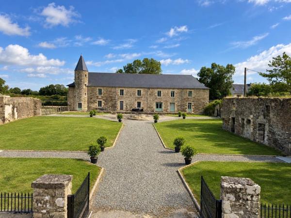 MANOIR HISTORIQUE DU XIVᵉ SIÈCLE – 543 M² – 9 CHAMBRES – 5,5 HECTARES