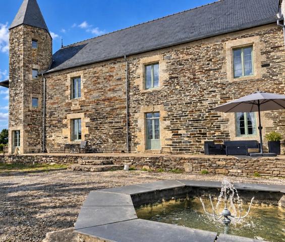 MANOIR HISTORIQUE DU XIVᵉ SIÈCLE – 543 M² – 9 CHAMBRES – 5,5 HECTARES