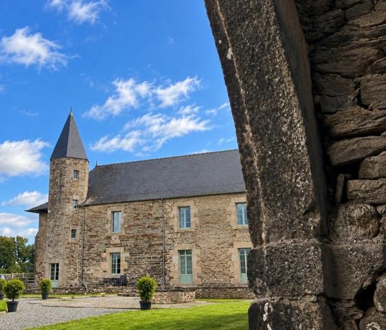 MANOIR HISTORIQUE DU XIVᵉ SIÈCLE – 543 M² – 9 CHAMBRES – 5,5 HECTARES