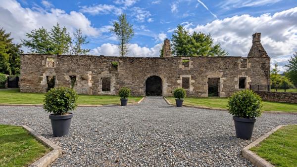MANOIR HISTORIQUE DU XIVᵉ SIÈCLE – 543 M² – 9 CHAMBRES – 5,5 HECTARES