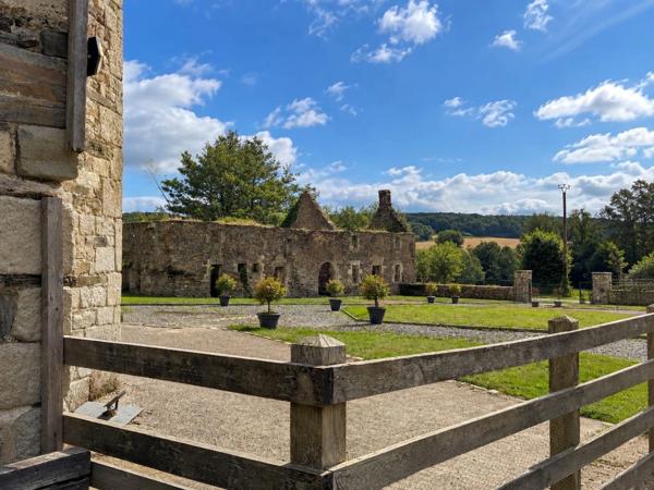 MANOIR HISTORIQUE DU XIVᵉ SIÈCLE – 543 M² – 9 CHAMBRES – 5,5 HECTARES