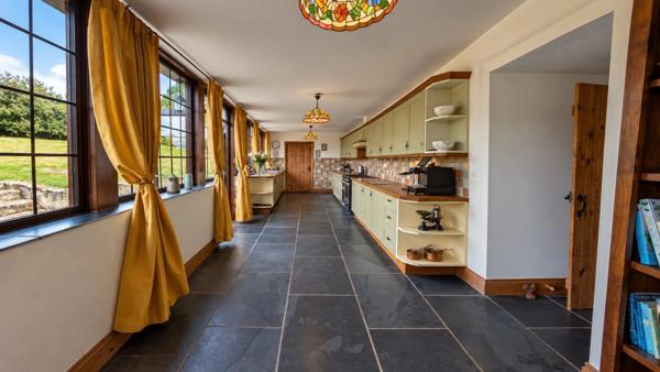 MANOIR HISTORIQUE DU XIVᵉ SIÈCLE – 543 M² – 9 CHAMBRES – 5,5 HECTARES
