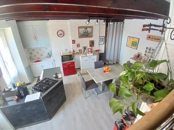 Ensemble immobilier composé d'une maison de village en pier
