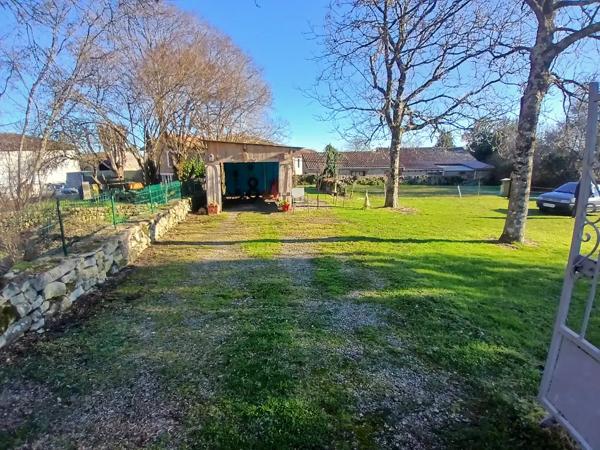 Ensemble immobilier composé d'une maison de village en pier