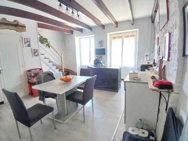Ensemble immobilier composé d'une maison de village en pier