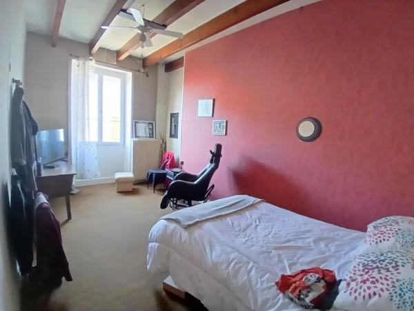 Ensemble immobilier composé d'une maison de village en pier