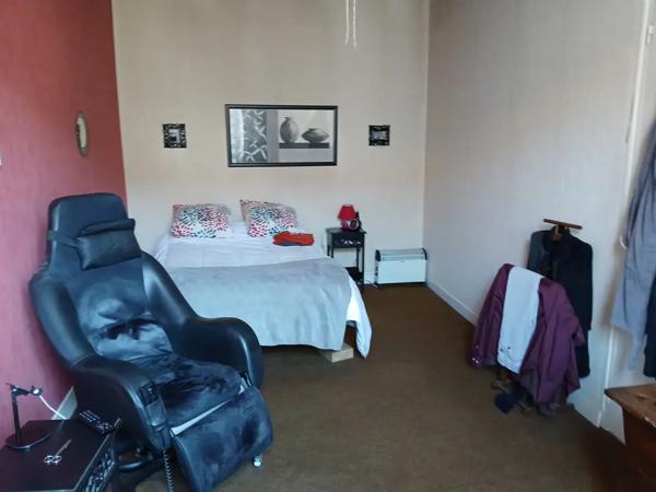 Ensemble immobilier composé d'une maison de village en pier