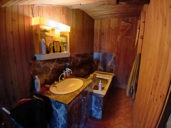 Ensemble immobilier composé d'une maison de village en pier