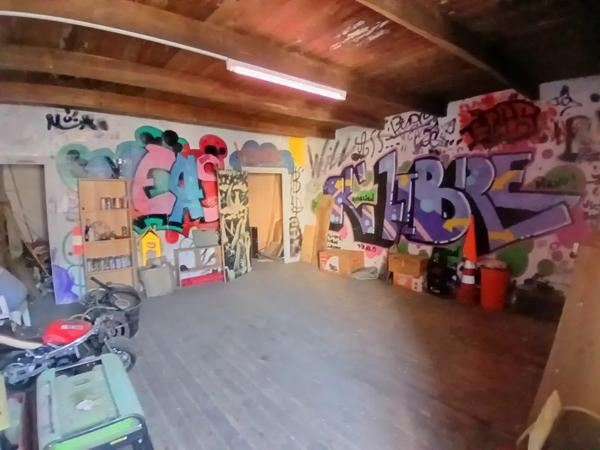 Ensemble immobilier composé d'une maison de village en pier