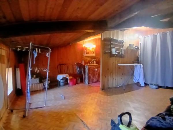 Ensemble immobilier composé d'une maison de village en pier