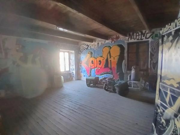 Ensemble immobilier composé d'une maison de village en pier
