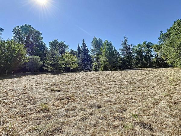 TERRAIN CONSTRUCTIBLE DE 1210 M² DANS UN ENVIRONNEMENT CALME