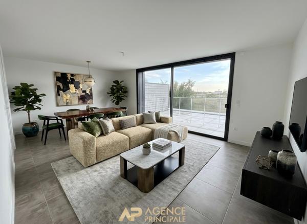 Appartement + Terrasse / Parking / Cave - Front de Mer - 4 pièces - La Rochelle €399 000 ** - Référence JH676ED10
