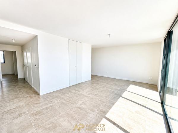 Appartement + Terrasse / Parking / Cave - Front de Mer - 4 pièces - La Rochelle €399 000 ** - Référence JH676ED10