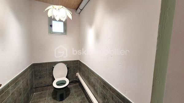 Située dans un secteur calme et recherché du Gond-Pontouvre, cette charmante maison de ville d’environ 110 m² habitables saura vous séduire par son authenticité et son potentiel d’aménagement.

Elle se compose de 5 pièces, dont deux grandes chambres lumineuses, un bureau idéal pour le télétravail, une belle pièce de vie conviviale et une grande cuisine offrant de nombreuses possibilités d’agencement.

Les combles aménageables d’environ 32 m² constituent un véritable atout supplémentaire, avec la possibilité d’y créer une spacieuse suite parentale selon vos envies.

Cette maison nécessite quelques travaux de rénovation, mais elle révèle un fort potentiel pour devenir un lieu de vie chaleureux et personnalisé. Vous apprécierez notamment son cachet, avec ses murs en moellon qui lui confèrent charme et authenticité.

Idéale pour les investisseurs ou pour un projet familial, cette maison est une belle opportunité à saisir.

À découvrir sans tarder ! contacter moi au O7 67 61 78 92.