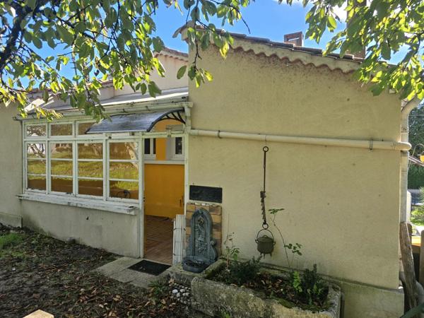 MAISON DE VILLE EN PLEIN CENTRE DE MONTMOREAU