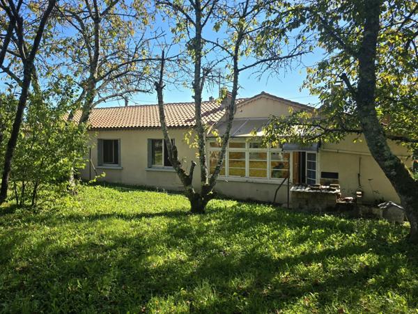 MAISON DE VILLE EN PLEIN CENTRE DE MONTMOREAU