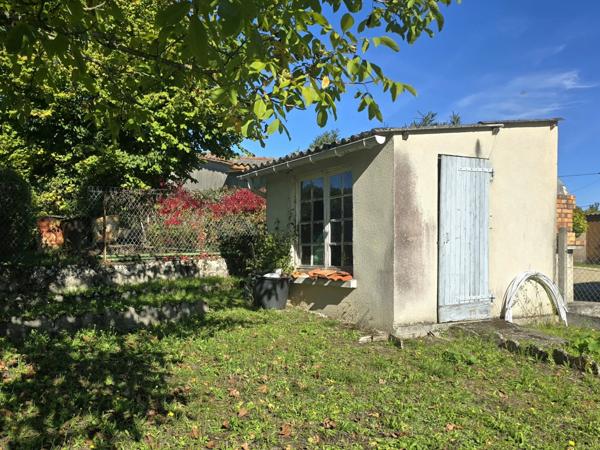 MAISON DE VILLE EN PLEIN CENTRE DE MONTMOREAU