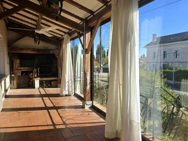 MAISON DE VILLE EN PLEIN CENTRE DE MONTMOREAU