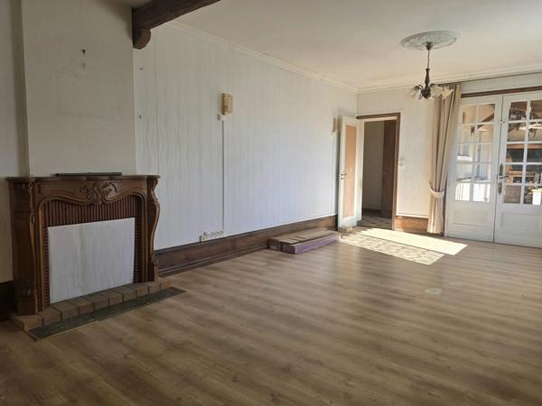 MAISON DE VILLE EN PLEIN CENTRE DE MONTMOREAU