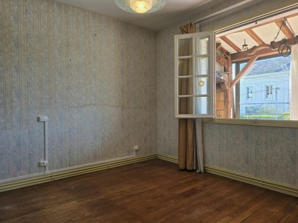 MAISON DE VILLE EN PLEIN CENTRE DE MONTMOREAU