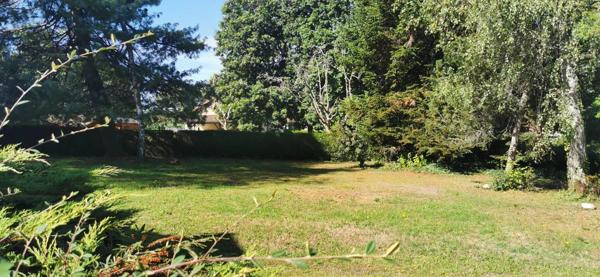 A VENDRE TERRAIN CONSTRUCTIBLE A COUZEIX