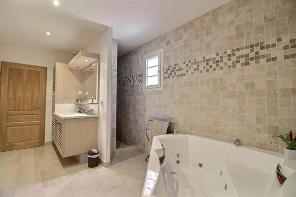 Villa Contemporaine L'Isle Sur La Sorgue 7 pièces 196 m² - 965 000 Euros